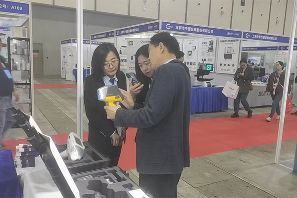 為嘉賓演示手持式光譜儀檢測 /cxyq/20250328100157-Ftkz7cnzbkYlry6x9p7K12HINpl7.jpg